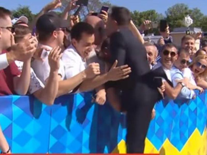 بالفيديو: موقف طريف لرئيس أوكرانيا الجديد خلال تنصيبه